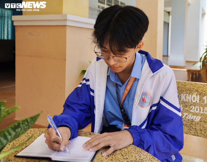 Nam sinh chuyên Toán giành giải nhất Văn quốc gia chia sẻ bí quyết học hiệu quả - 1