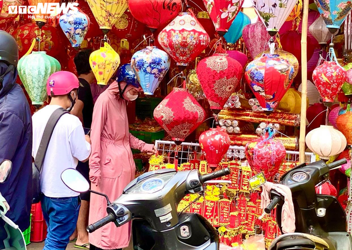Thị trường đồ trang trí Tết ở TP.HCM: Lì xì, câu đối, đèn lồng nhuộm đỏ phố - 7