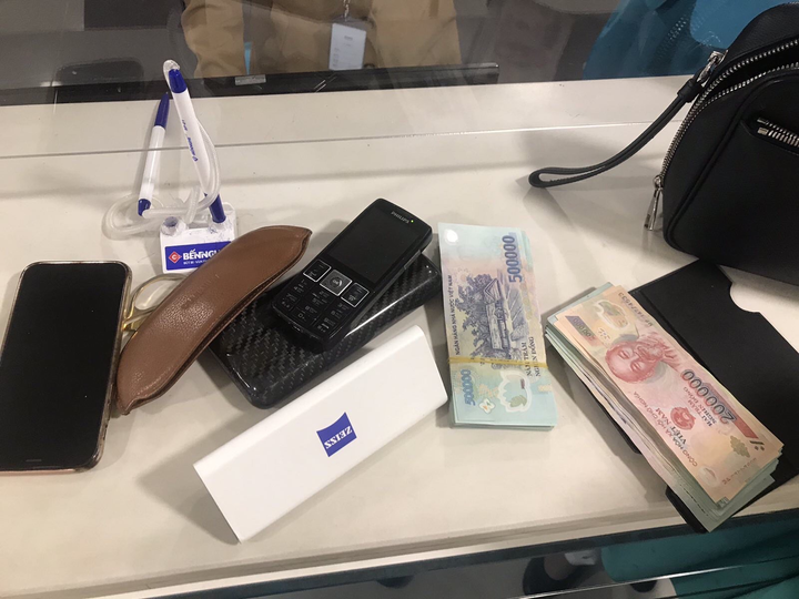 Hơn 200 triệu đồng hành khách bỏ quên được tiếp viên hàng không trả lại - 1