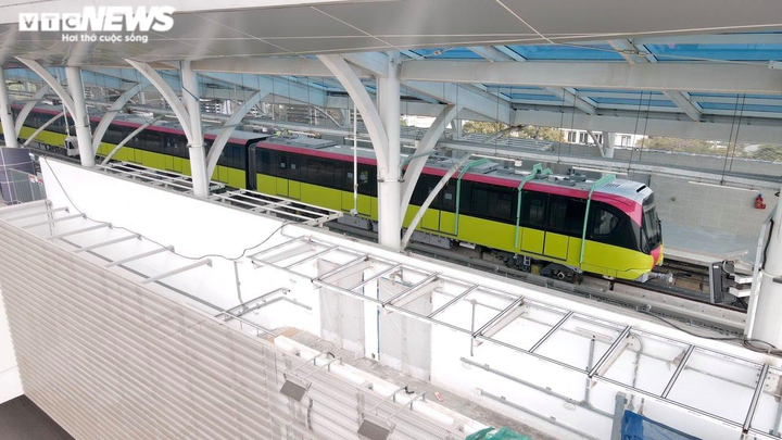 Ảnh: Người dân háo hức tham quan đoàn tàu metro Nhổn – ga Hà Nội - 1