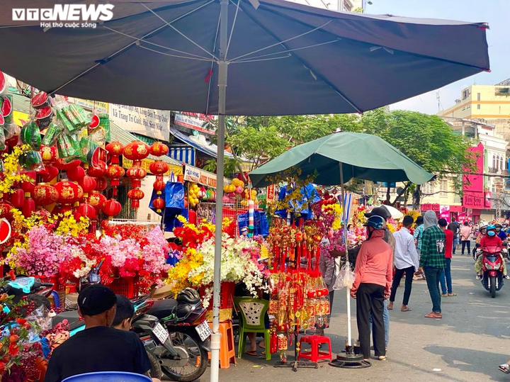 Thị trường đồ trang trí Tết ở TP.HCM: Lì xì, câu đối, đèn lồng nhuộm đỏ phố - 9