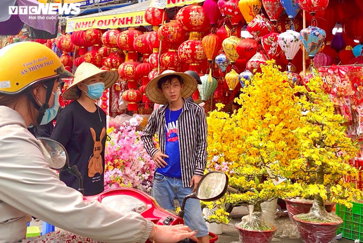 Thị trường đồ trang trí Tết ở TP.HCM: Lì xì, câu đối, đèn lồng nhuộm đỏ phố - 8