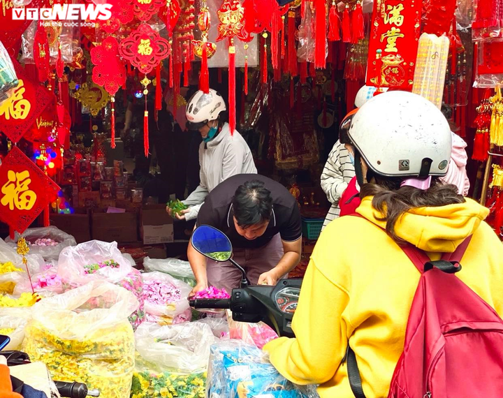 Thị trường đồ trang trí Tết ở TP.HCM: Lì xì, câu đối, đèn lồng nhuộm đỏ phố - 6