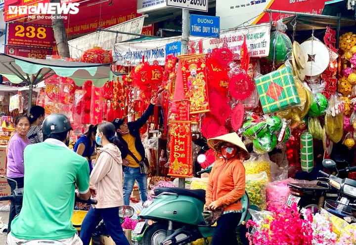 Thị trường đồ trang trí Tết ở TP.HCM: Lì xì, câu đối, đèn lồng nhuộm đỏ phố - 2