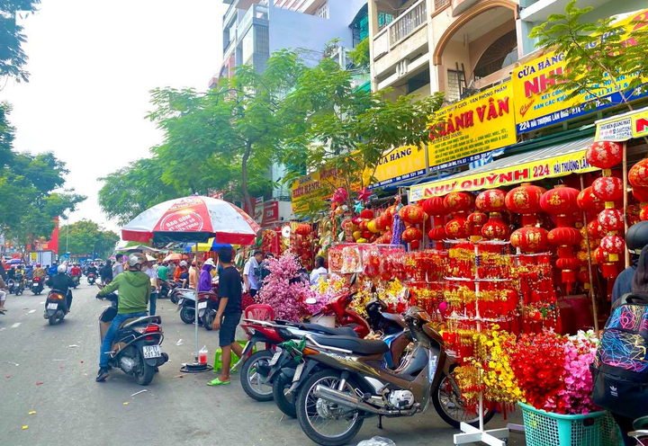 Thị trường đồ trang trí Tết ở TP.HCM: Lì xì, câu đối, đèn lồng nhuộm đỏ phố - 1