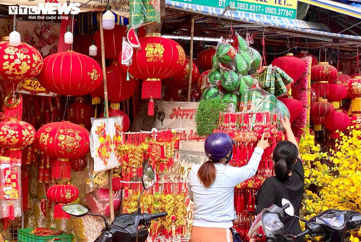 Thị trường đồ trang trí Tết ở TP.HCM: Lì xì, câu đối, đèn lồng nhuộm đỏ phố - 5