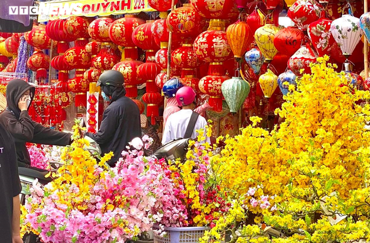 Thị trường đồ trang trí Tết ở TP.HCM: Lì xì, câu đối, đèn lồng nhuộm đỏ phố - 4