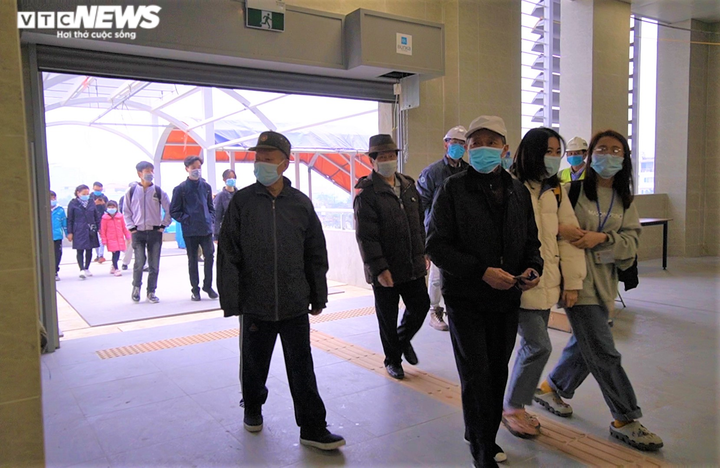 Ảnh: Người dân háo hức tham quan đoàn tàu metro Nhổn – ga Hà Nội - 2
