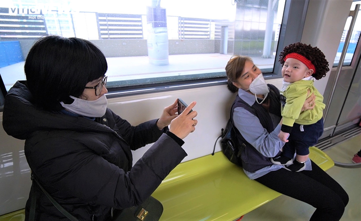 Ảnh: Người dân háo hức tham quan đoàn tàu metro Nhổn – ga Hà Nội - 9