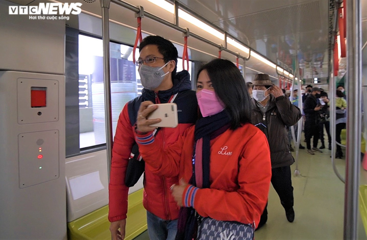 Ảnh: Người dân háo hức tham quan đoàn tàu metro Nhổn – ga Hà Nội - 10