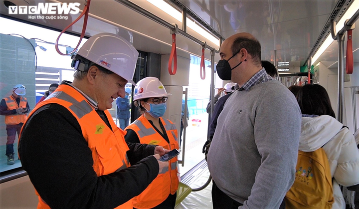 Ảnh: Người dân háo hức tham quan đoàn tàu metro Nhổn – ga Hà Nội - 8