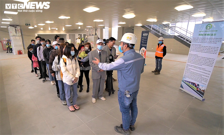 Ảnh: Người dân háo hức tham quan đoàn tàu metro Nhổn – ga Hà Nội - 4