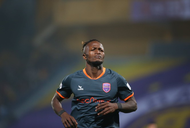 Becamex Bình Dương sa thải ngoại binh từng sút bóng vào phóng viên - 1