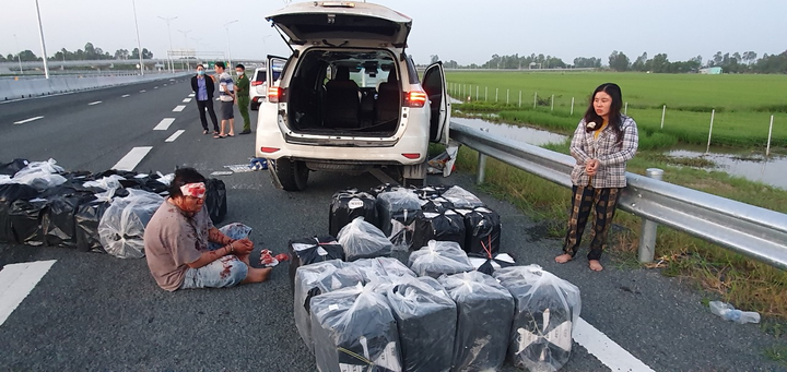 Cặp vợ chồng chở thuốc lá lậu 'thông chốt', tông xe CSGT trên cao tốc - 1