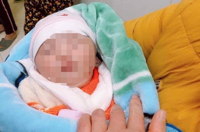 Bé gái 10 ngày tuổi bị bỏ rơi bên lề đường trong đêm lạnh - 1