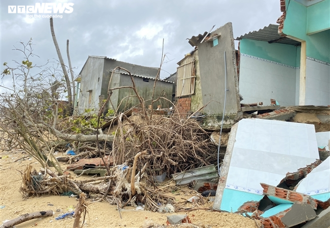 Triều cường quật sập nhà dân ven biển ở Quảng Ngãi: Dựng kè chống sạt lở - 1