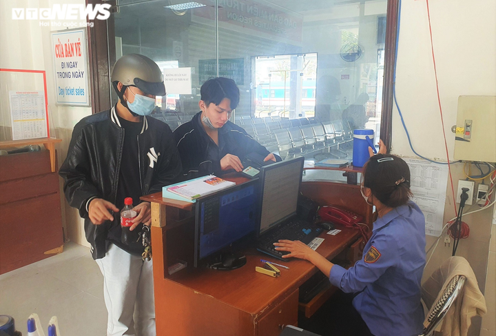 Vé tàu xe Tết ở miền Trung: Khách thảnh thơi, nhà xe bận rộn mời chào - 2