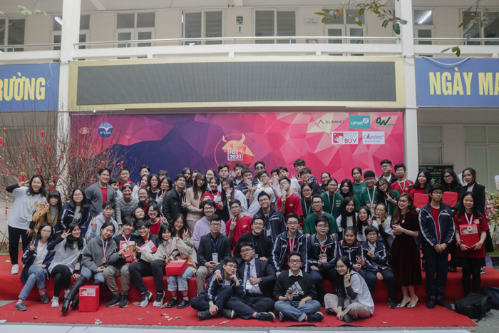 Học sinh chuyên Ngoại ngữ trổ tài tranh biện - 2