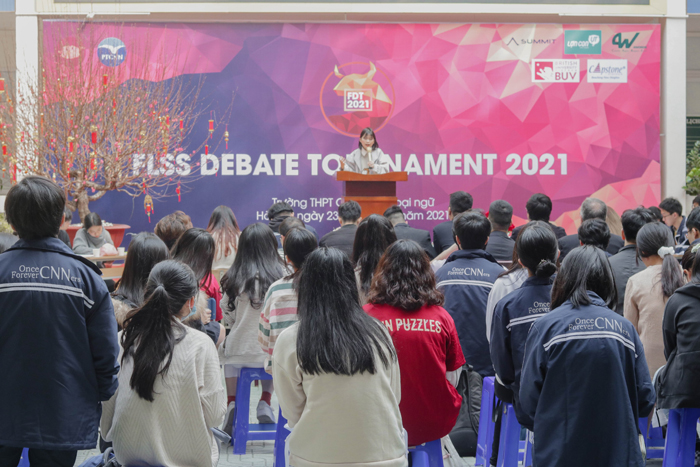 Học sinh chuyên Ngoại ngữ trổ tài tranh biện - 4