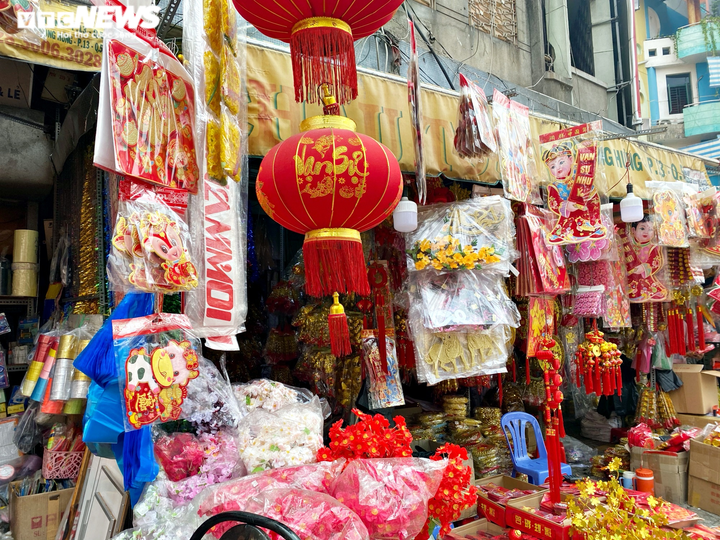 Chủ tiệm kinh doanh đồ trang trí Tết ở TP.HCM thở dài vì bán ế - 10