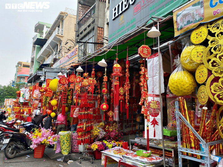 Chủ tiệm kinh doanh đồ trang trí Tết ở TP.HCM thở dài vì bán ế - 9