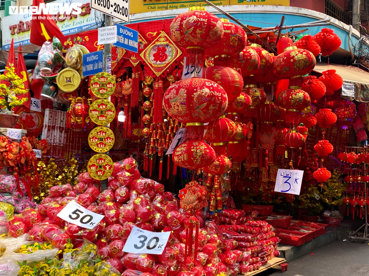 Chủ tiệm kinh doanh đồ trang trí Tết ở TP.HCM thở dài vì bán ế - 6