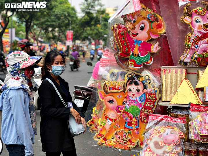 Chủ tiệm kinh doanh đồ trang trí Tết ở TP.HCM thở dài vì bán ế - 8