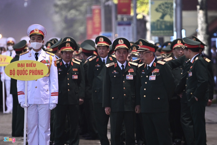 Đại biểu Đại hội Đảng XIII viếng Chủ tịch Hồ Chí Minh - 11