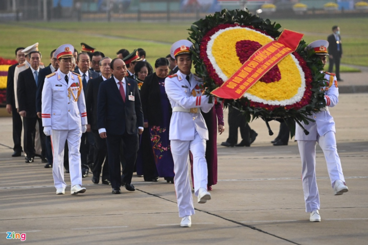 Đại biểu Đại hội Đảng XIII viếng Chủ tịch Hồ Chí Minh - 12