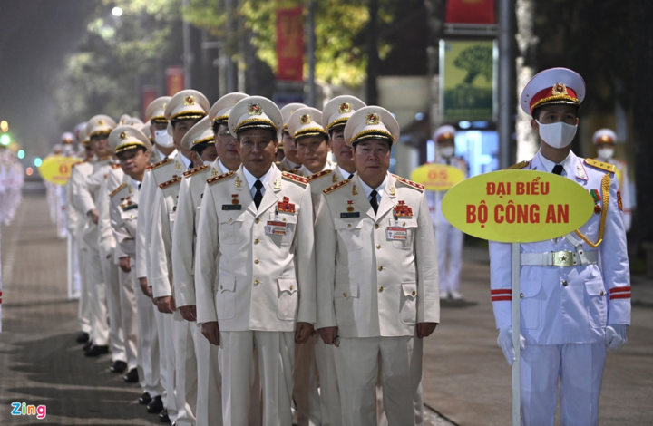 Đại biểu Đại hội Đảng XIII viếng Chủ tịch Hồ Chí Minh - 7