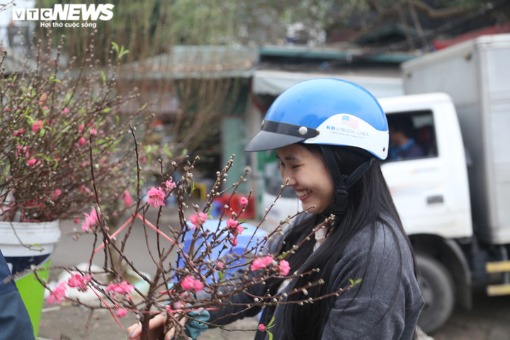 Đào Nhật Tân rực rỡ xuống phố, khách háo hức mua - 14