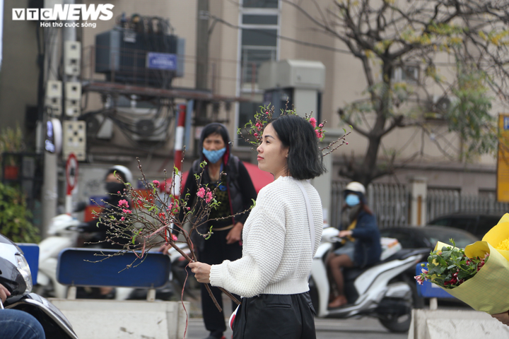 Đào Nhật Tân rực rỡ xuống phố, khách háo hức mua - 12