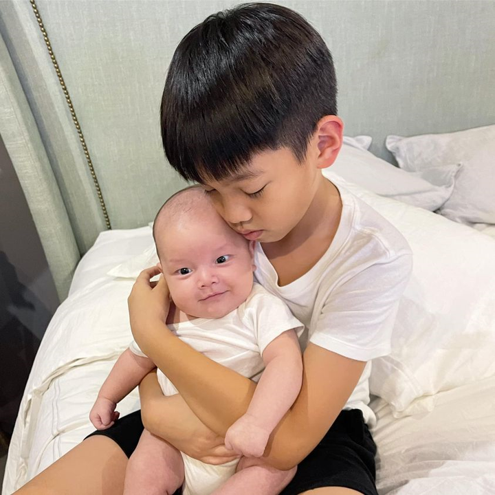 Hồ Ngọc Hà khoe ảnh chụp rõ mặt hai con mới sinh - 1