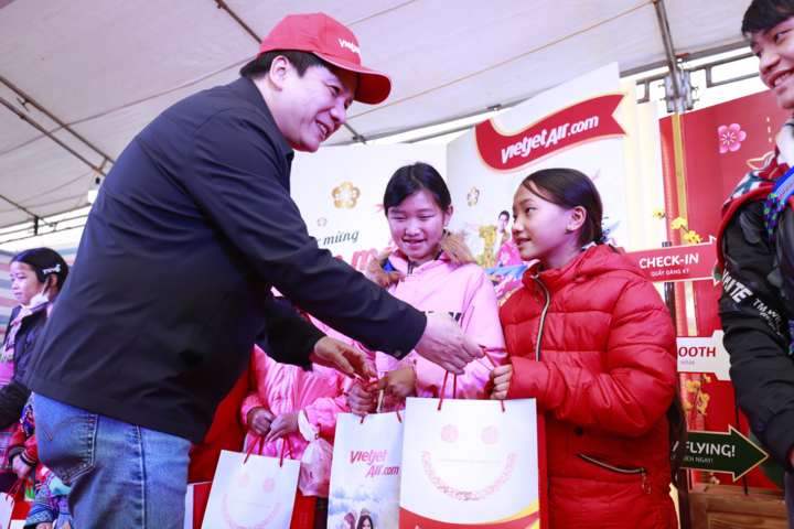 Vietjet mang niềm vui Tết đến với bà con dân tộc - 1