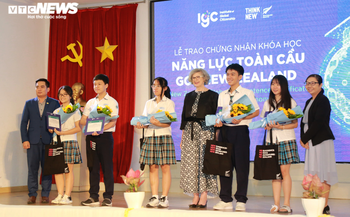 New Zealand trao chứng chỉ năng lực toàn cầu cho học sinh Việt Nam - 1