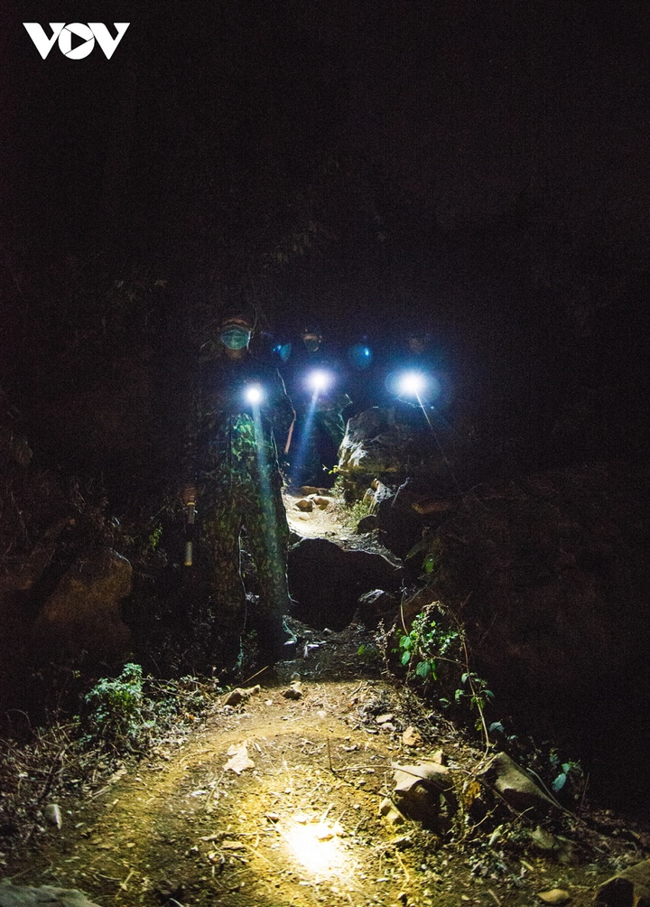 Ảnh: Trắng đêm tuần tra chống dịch trên biên giới Lạng Sơn - 6