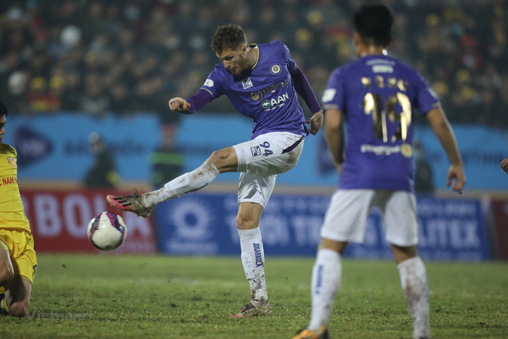 Nhiều sân cỏ ở V-League 2021 có chất lượng kém, mặt sân như ruộng cày - 2