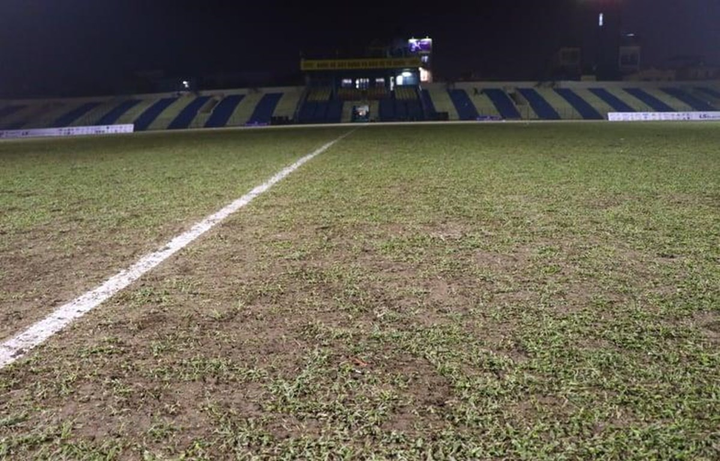 Nhiều sân cỏ ở V-League 2021 có chất lượng kém, mặt sân như ruộng cày - 1