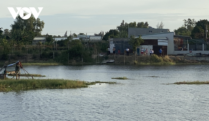 Phát hiện 2 con cá sấu bơi trong hồ nước ngay khu dân cư, nghi sổng chuồng - 2