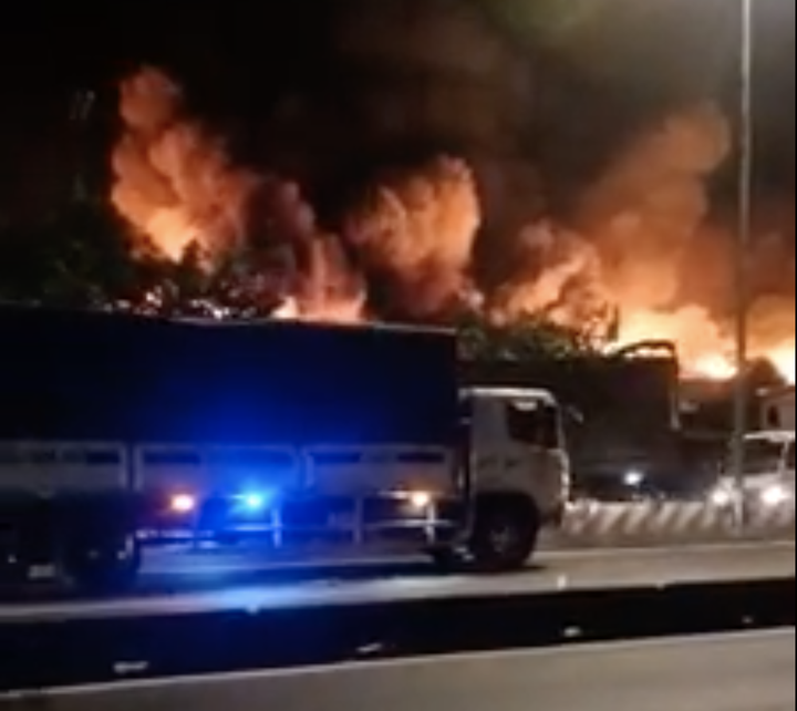 TP.HCM: Cháy lớn ở xưởng vải, lan sang công ty nhựa - 1