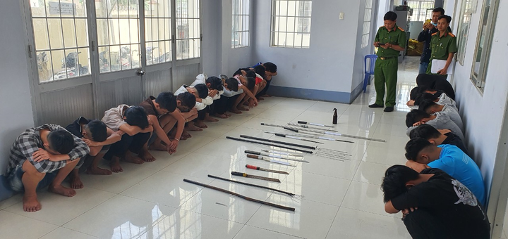 Bắt 2 nhóm thanh thiếu niên dùng hung khí chém nhau như phim hành động - 1