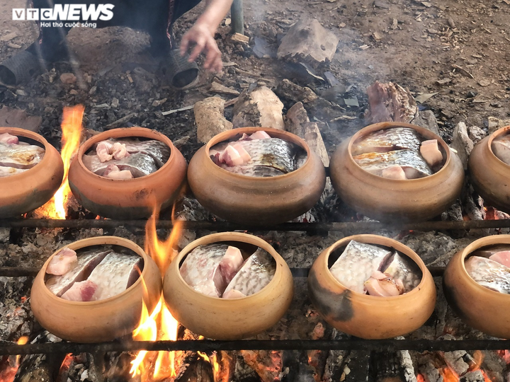 Ảnh: Cả làng nổi lửa suốt đêm làm món đặc sản đắt đỏ ngày Tết - 7
