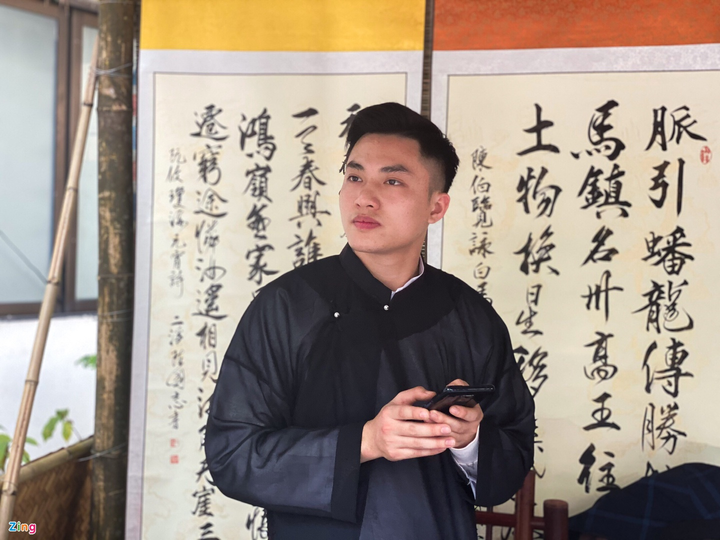 Nam sinh 22 tuổi thu hút sự chú ý khi làm thầy đồ ở sân trường - 2