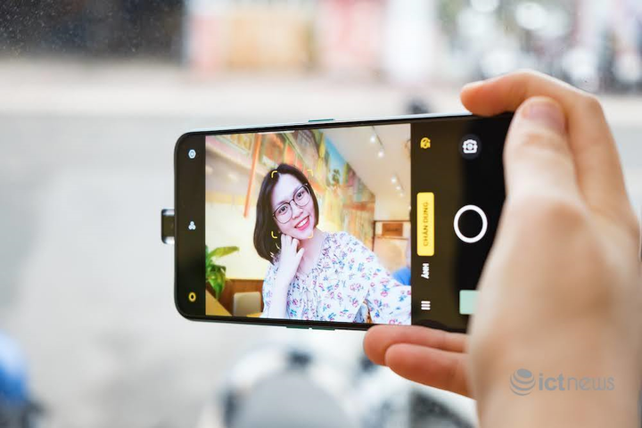 Mỗi ngày người Việt trẻ dành bao nhiêu thời gian dùng di động? - 1