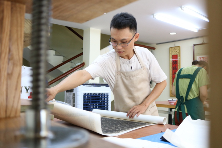 Chàng trai chuyên ‘chữa bệnh’ cho tư liệu Hán Nôm cổ - 1