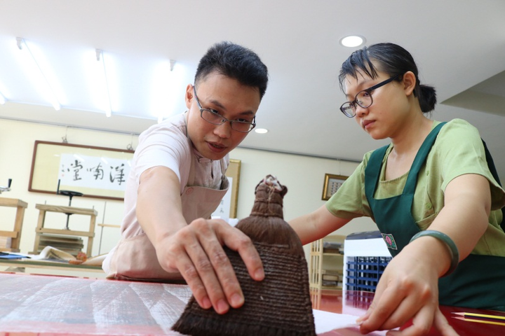 Chàng trai chuyên ‘chữa bệnh’ cho tư liệu Hán Nôm cổ - 3