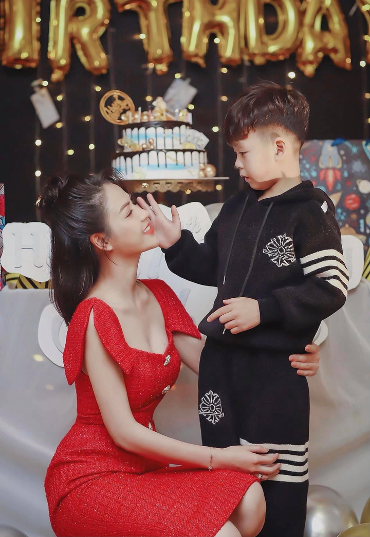 Minh 'Hướng dương ngược nắng' ngoài đời sành điệu, gợi cảm khác hẳn trên phim - 14