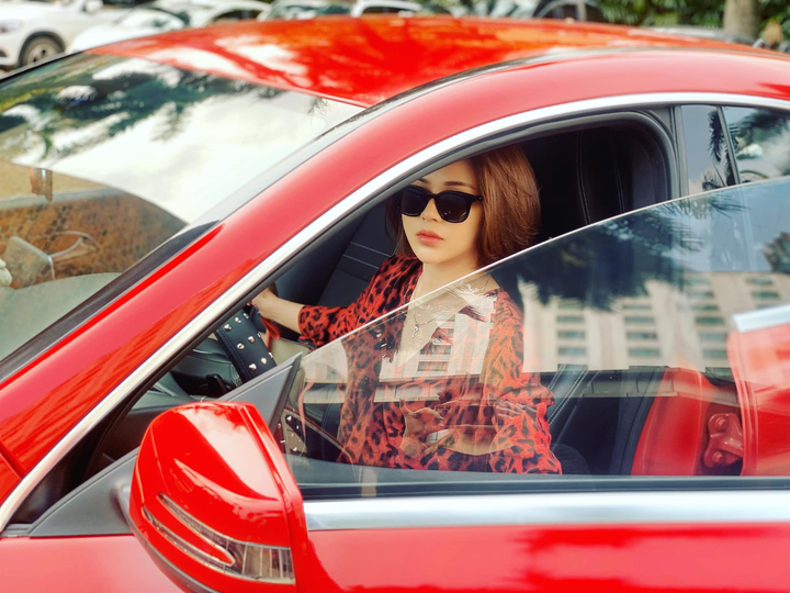 Minh 'Hướng dương ngược nắng' ngoài đời sành điệu, gợi cảm khác hẳn trên phim - 9