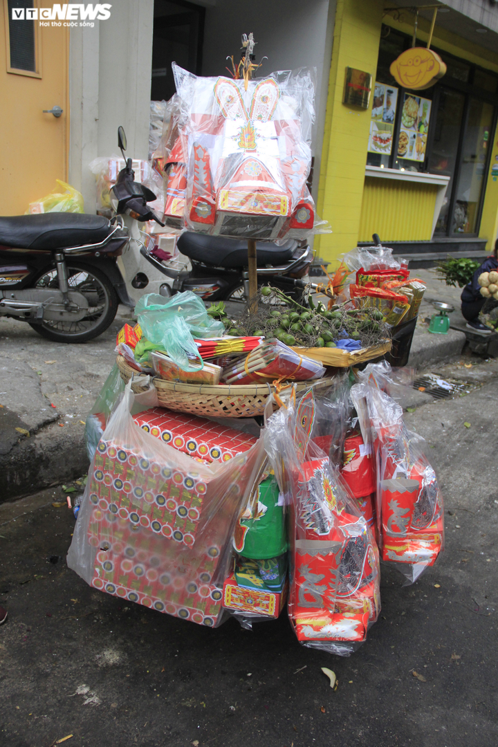 Người Hà Nội tất bật mua sắm đồ lễ cúng rằm cuối cùng của năm Canh Tý - 5