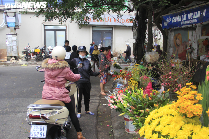 Người Hà Nội tất bật mua sắm đồ lễ cúng rằm cuối cùng của năm Canh Tý - 1